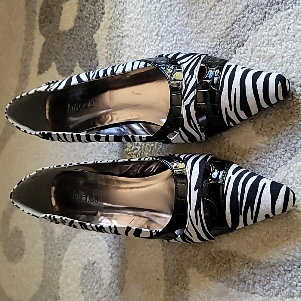 Amanda Clarissa 9M zebra print 2.5" heel pointed toe with peep holes baddie